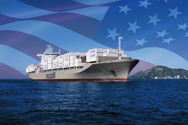 美松船装载着抵达檀香山的集装箱，背景是强加的美国国旗.
